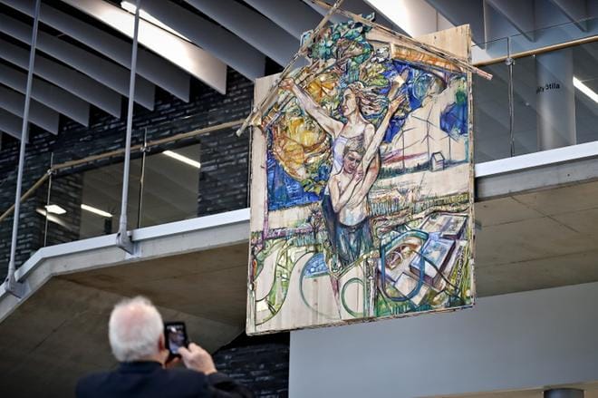 Nimen Ad Apilasta ensimmäinen osa tulee Paajasen ihaileman taiteilijan, Akseli Gallen-Kallelan teoksesta Ad Astra, joka inspiroi Paajasta tähän työhön. Jälkimmäinen osa ”Apilasta” taas tulee siitä, että kampuksen rakennukset muodostavat ilmasta katsoen neliapilan. Jurvalainen Jukka Haaparanta on vastannut teoksen rakenteellisesta puolesta eli valmistanut ja asentanut teoksen aihion. KUVA: TOMI KOSONEN