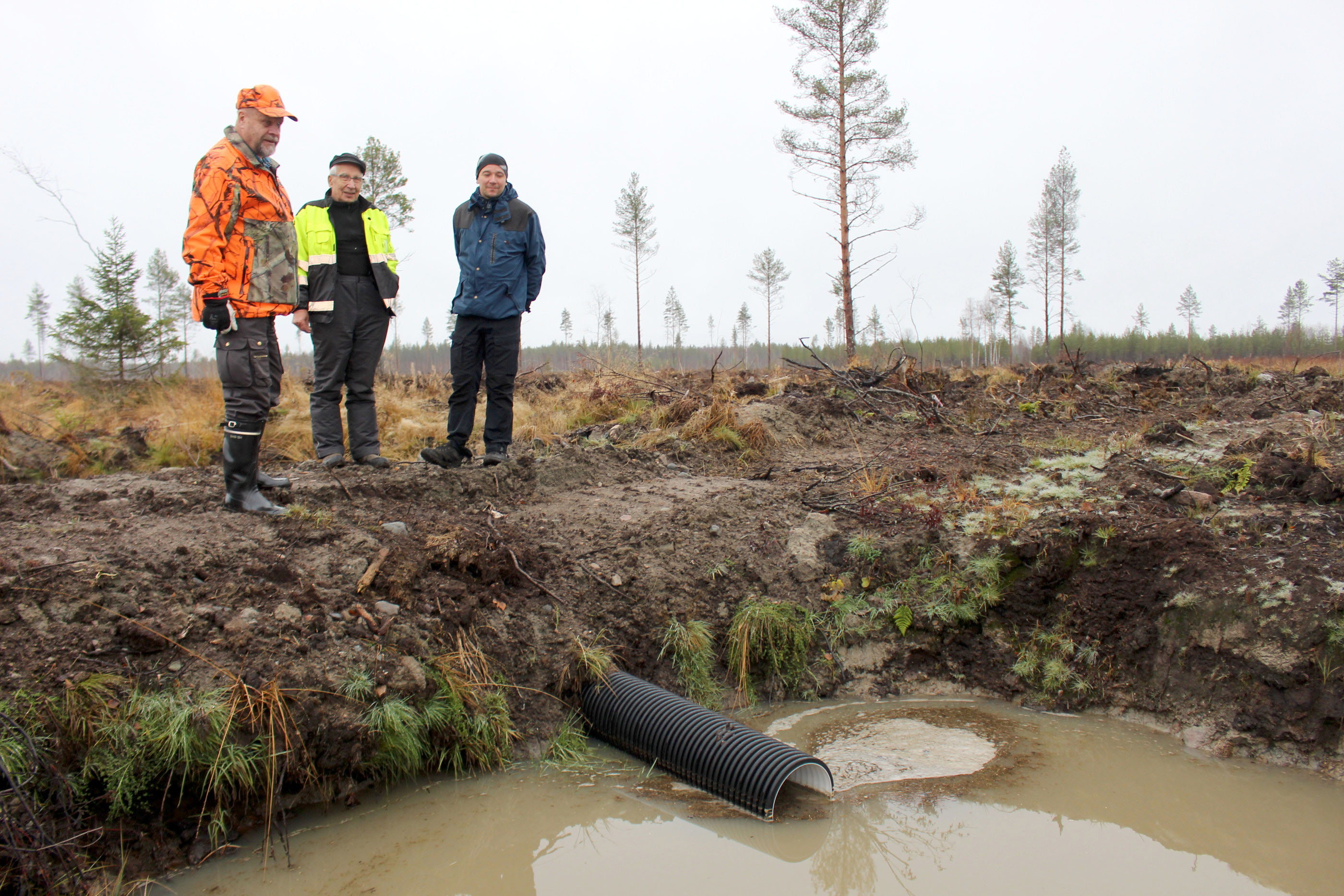 Paikalliset ovat huolestuneet Iso-Lamujärven valuma-alueella tehdyistä maanmuokkaus- ja ojitustöistä. Sulo Heikkinen, Jukka Saaranen ja Matti Saaranen miettivät, onko laskeutusallas riittävän tehokas.