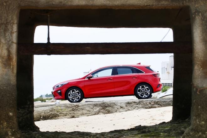 Kolmannen sukupolven Kia Ceed on täsmälleen yhtä pitkä kuin edeltävä mallikin. Linjakkuudessa auto ei jätä juuri toivomisen varaa, vaikka sitä kuinka kriittisesti katsoisi. Kuva: Vesa Eskola