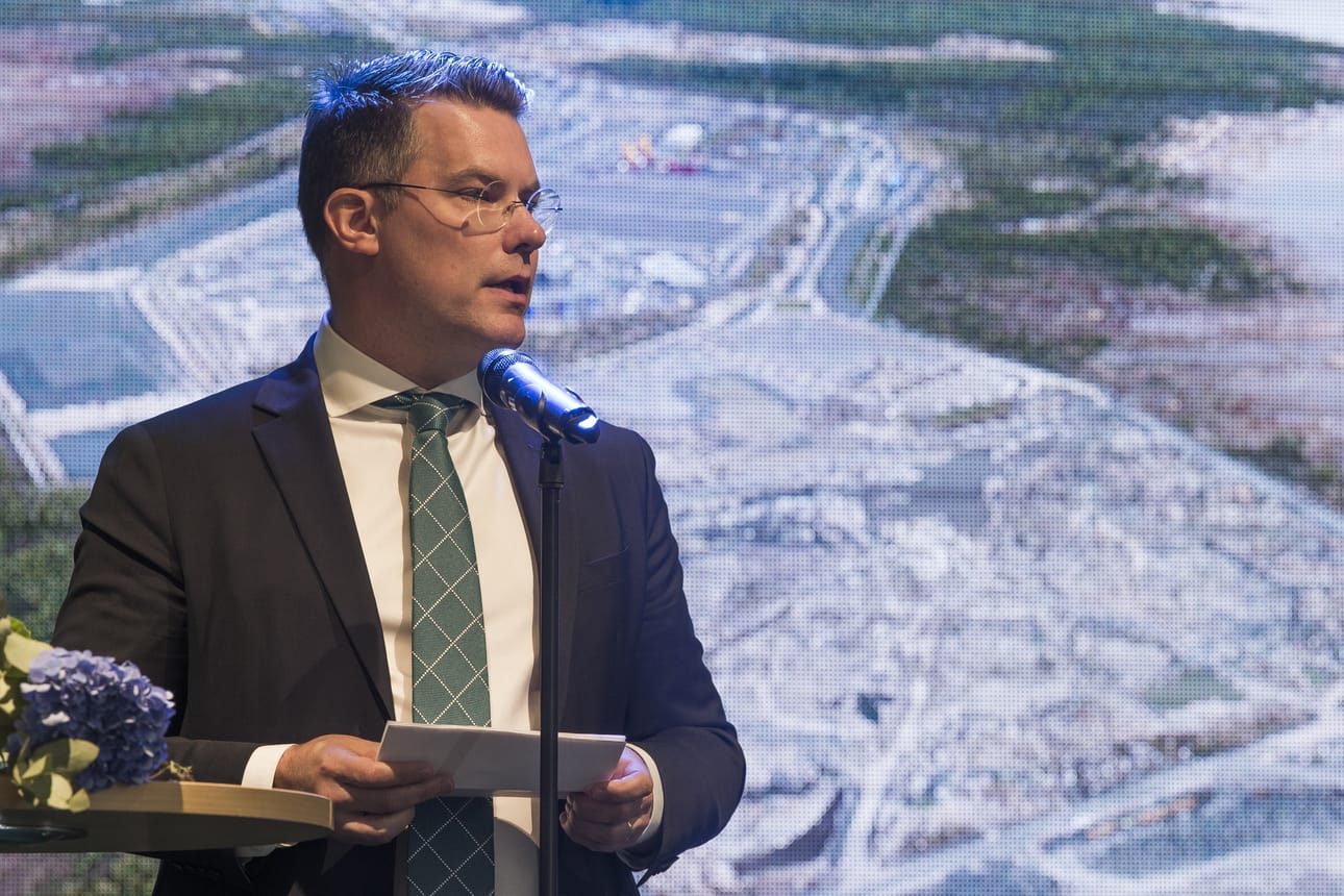 Fennovoiman toimitusjohtaja Toni Hemminki on tyytyväinen siihen, että Hanhikiven työmaan lähellä on toimiva satama.