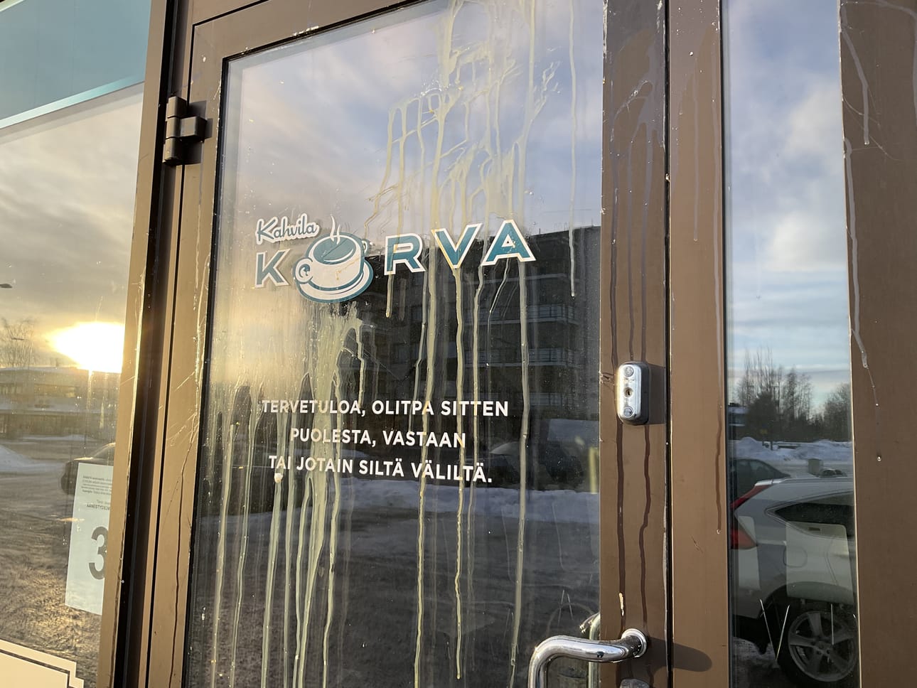 Vaalivandalismi sai Lapualla ruokahävikin piirteitä.