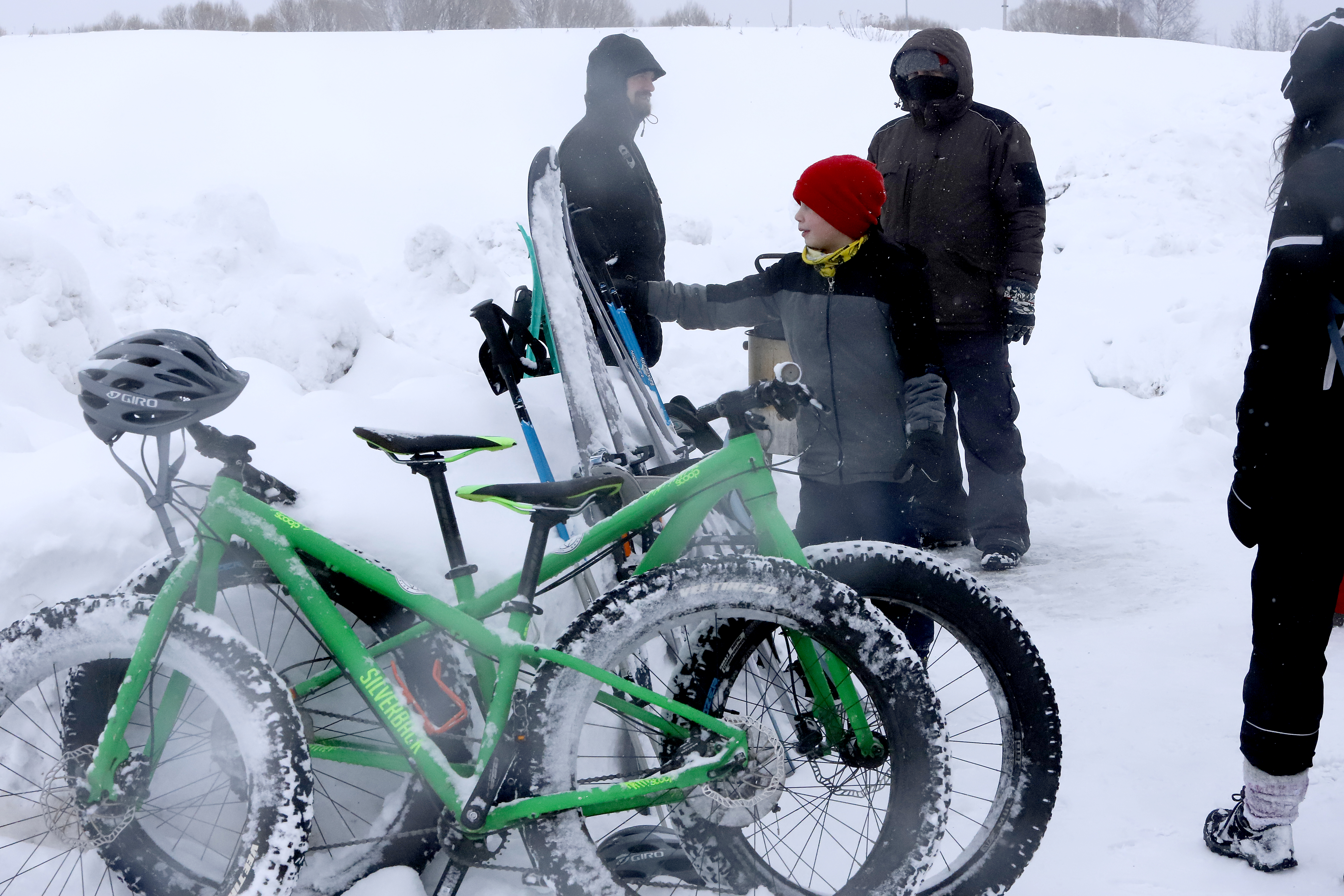 Botnia Outdoorilla oli mukana monenmoista ulkoiluvälinettä kokeiltavaksi. Pauli kokeili ensimmäisenä lumikenkiä.