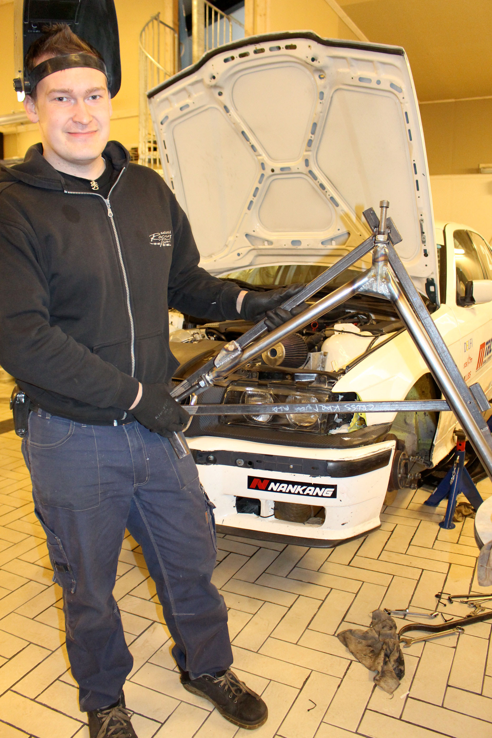 Miikka Mäkelä esittelee juuri hitsaamiaan, vielä jigissä olevia crosskartingin taka-alatukivarsia. Mäkelä Racing Teamin tallissa tehdään asiakkaille monipuolisesti tilaustöitä ja pyöritetään myös varaosien nettikauppaa.