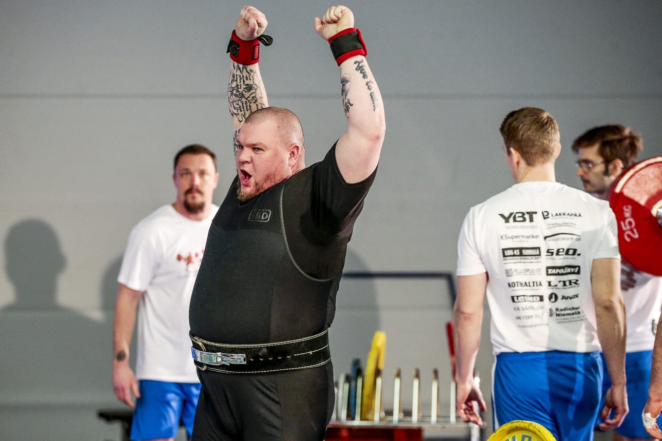 Jari Saario tuuletteli maastanoston Suomen ennätystä 360,5 kiloa.