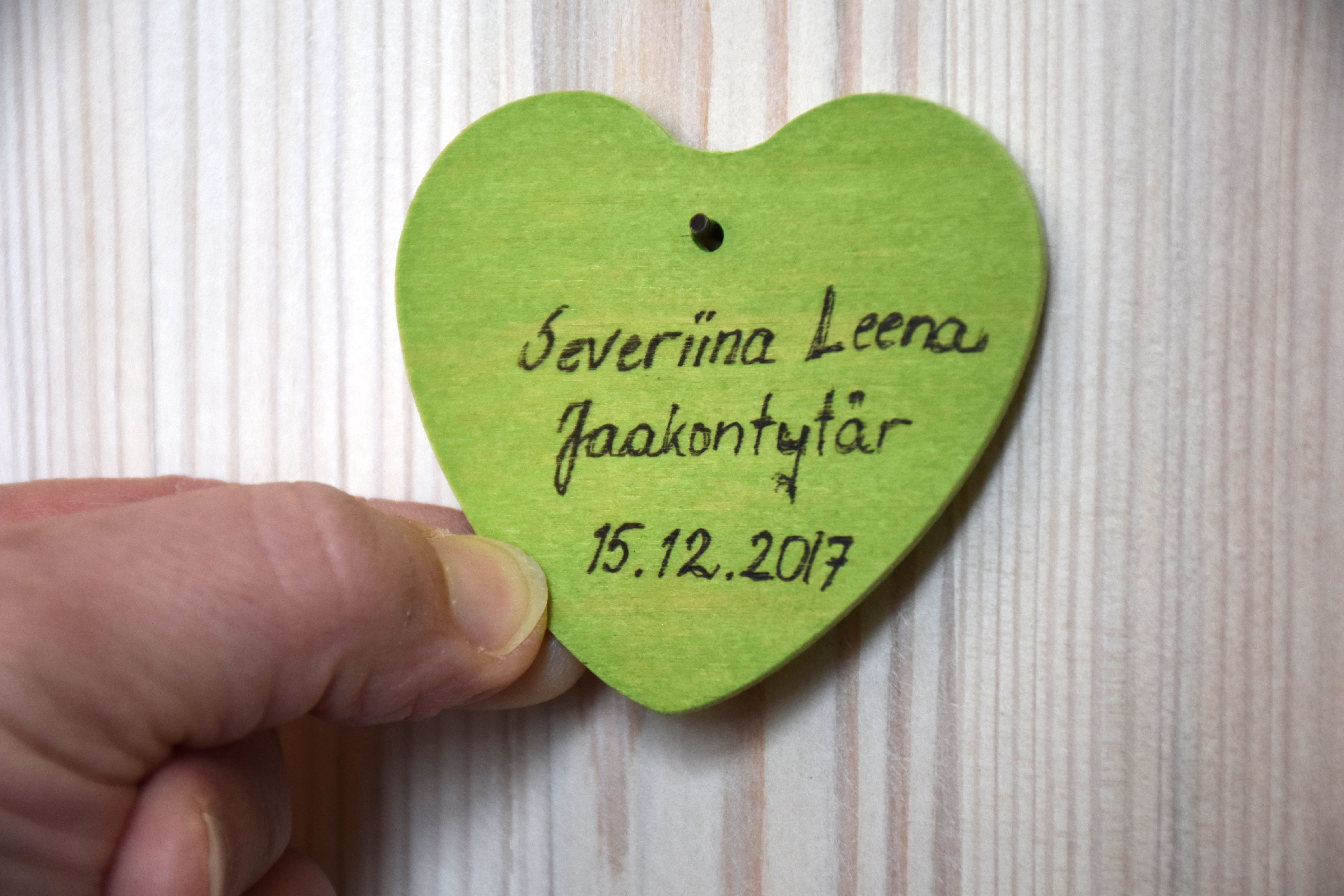 Tiina Marja Kaislakannas kävi eilen asettelemassa suunnittelemaansa kastepuun paikoilleen. Mukana olivat myös kirkkoherra Taina Manninen ja kastepuun valmistaneen Puustamon Perttu Säkkinen.