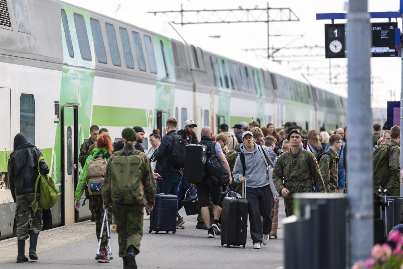 Roope Riski (kuvassa keskellä matkalaukun kanssa) saapui maanantaina junalla Ouluun. 35-vuotias hyökkääjä pelaa loppukauden AC Oulussa.