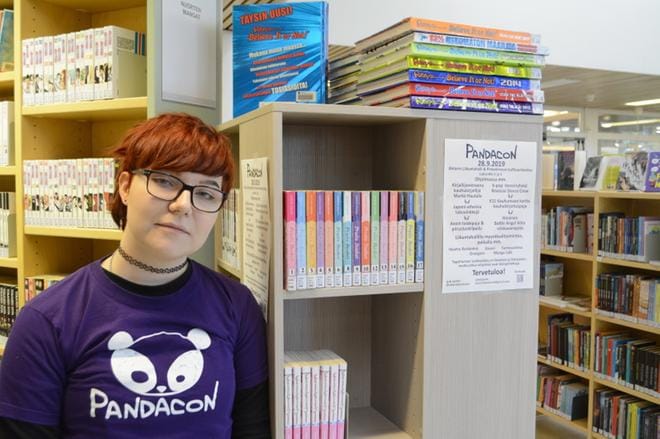 Kati Ranta on saanut järjestää Pandaconia osana kirjastovirkailijan työtään. Apuna hänellä ovat omien kollegoiden lisäksi kaupungin kulttuuri- ja nuorisotyö sekä joukko ähtäriläisiä nuoria. KUVA: ELLA NURMI