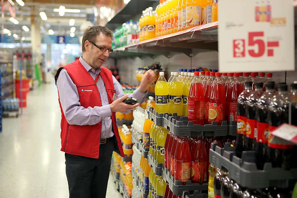 Sanomalehti-ilmoittelusta K-citymarket Raahen kauppias Seppo Ahoketo tarkastaa kauppansa ilmoittelunsa lisäksi kilpailijoiden ilmoittelua.
