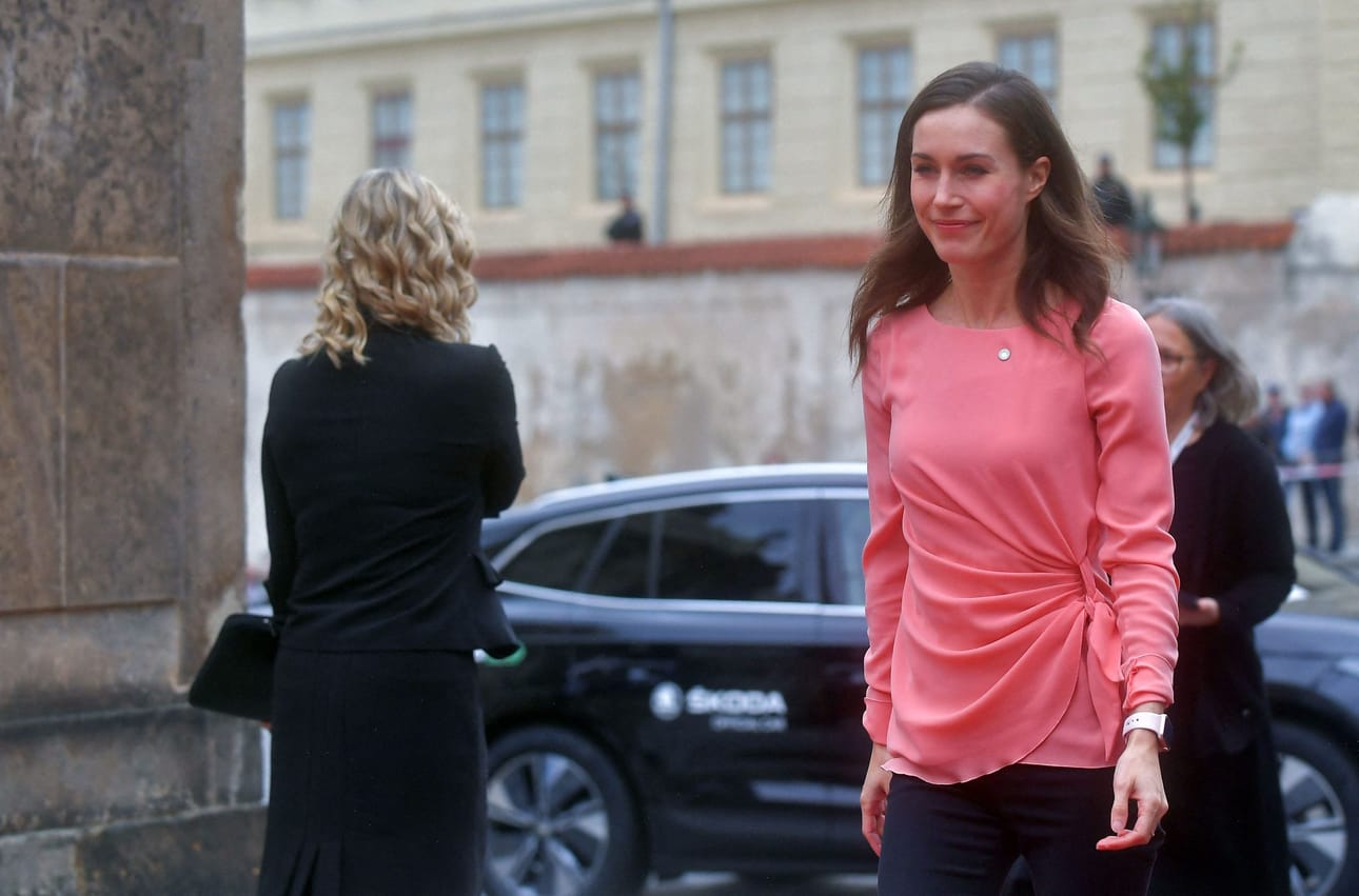 Pääministeri Sanna Marinin (sd.) mukaan Ukrainaa täytyy auttaa niin, että se pystyy työntämään Venäjän kokonaan ulos alueeltansa. LEHTIKUVA/AFP