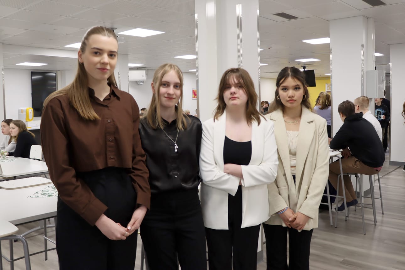 Ysiluokkalaiset Helmi Jänikselä, Veera Kattelus, Irina Louko ja Elina Palmi eivät tunteneet yläkoulun historiaa etukäteen. – On ihan mielenkiintoista oppia lisää aiheesta, yläkoululaiset tuumasivat.