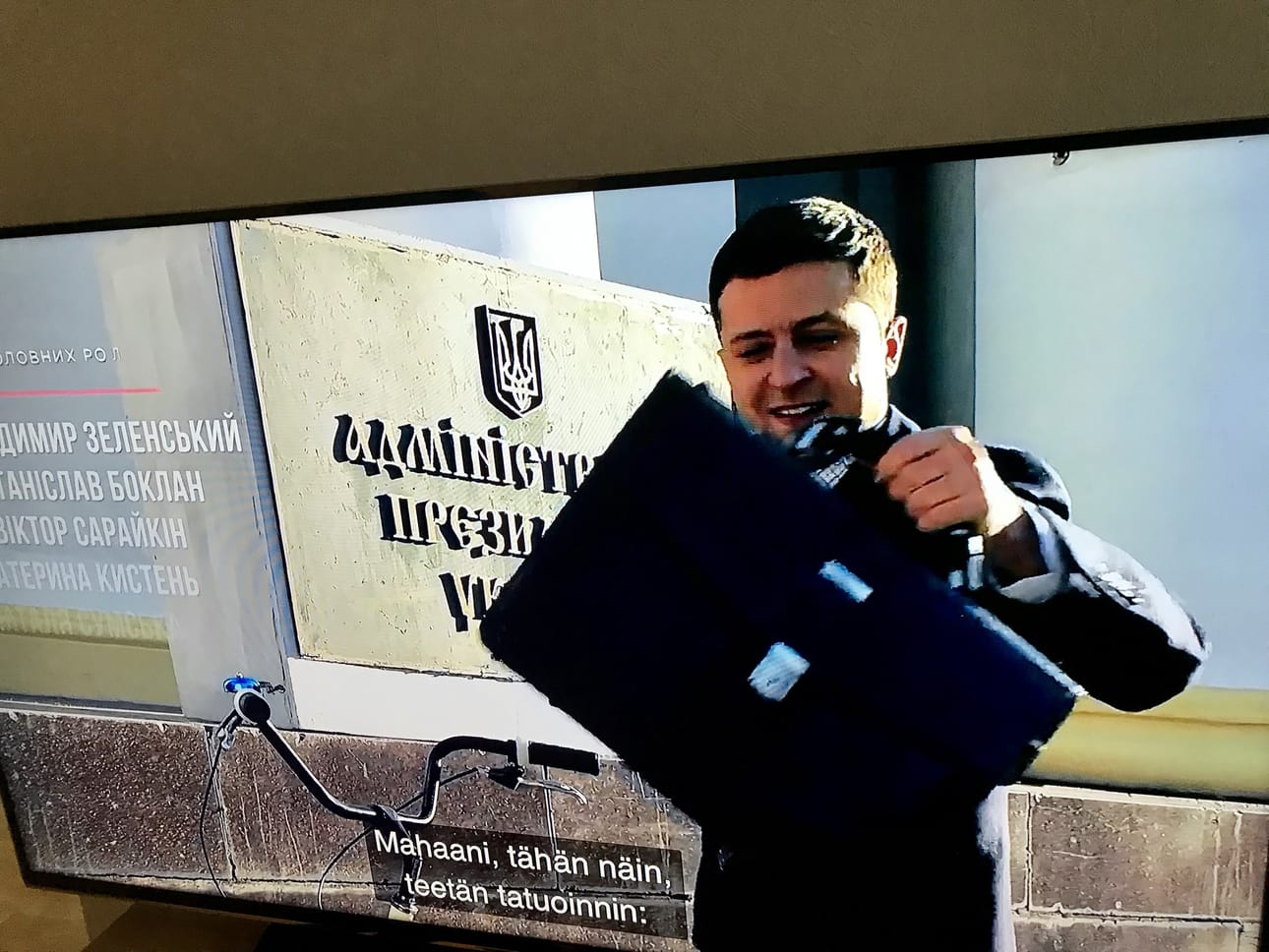 Presidentti Vasili Goloborodko oli ukrainalaisessa tv-sarjassa Kansan palvelija (Sluga Narodu) aivan Volodymyr Zelenskyin näköinen. Fiktiopresidentti tuli työpaikalle polkupyörällä halki Kiovan maisemien.