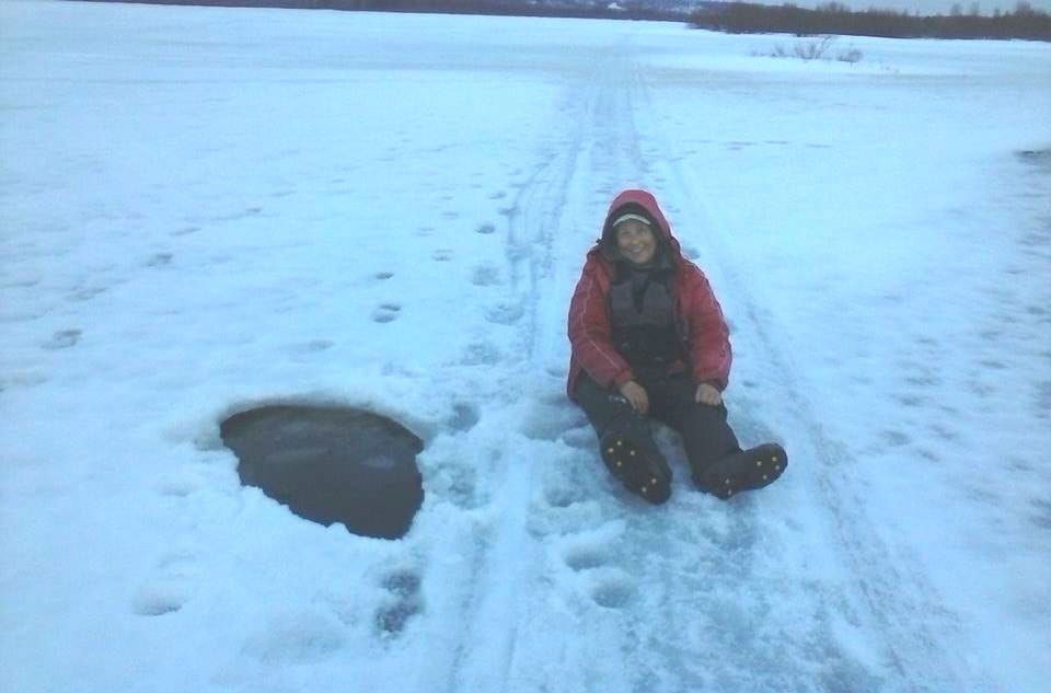Arja HIrvasniemellä oli hymy herkässä, kun hän oli päässyt turvaan uveavannosta kellumasta. Vaarallinen virtapaikka sattui kohdalle järvellä, jonka jääoloja hän ei tuntenut.