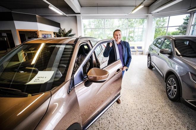 Kari Autio on myynyt Mitsubishi-merkkisiä autoja yhtäjaksoisesti jo 34 vuotta eli pidempään kuin kukaan muu Suomessa. KUVA: KRISTA LUOMA