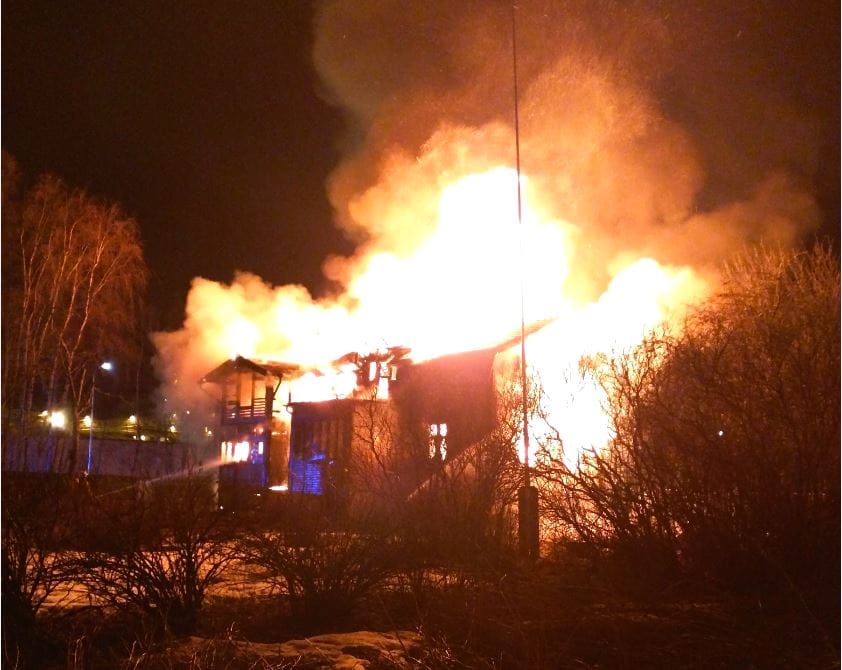 Tuli tuhosi hirsirakennuksen täysin.