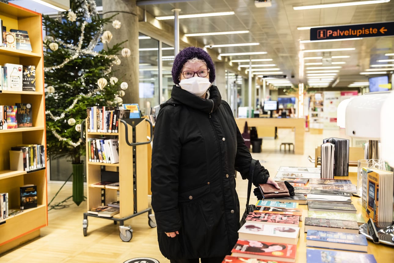– Tykkään lukea maalaiselämästä ja vanhasta ajasta kerrottua, todenperäisiä kirjoja, Bertta Kaira kertoo vieraillessaan Oulun Pääkirjastolla.