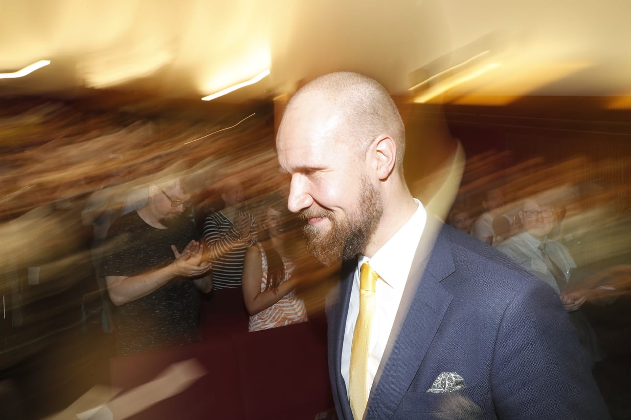 "Feministinä minulle on tärkeää, että ihmisoikeudet ja tasa-arvo ovat läsnä kaikessa, mitä teemme. Ne ovat politiikkamme kulmakiviä, jotka on tehtävä näkyväksi jokaisella politiikan osa-alueella", Touko Aalto sanoi sunnuntain linjapuheessaan.