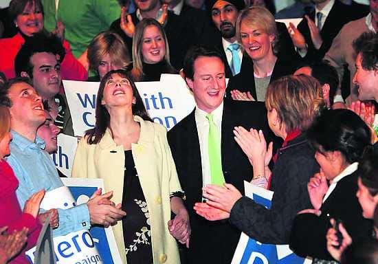 Tuoretta verta. David Cameron otti vaimonsa Samanthan kanssa vastaan onnitteluja tultuaan valituksi konservatiivien puheenjohtajaksi tiistaina.