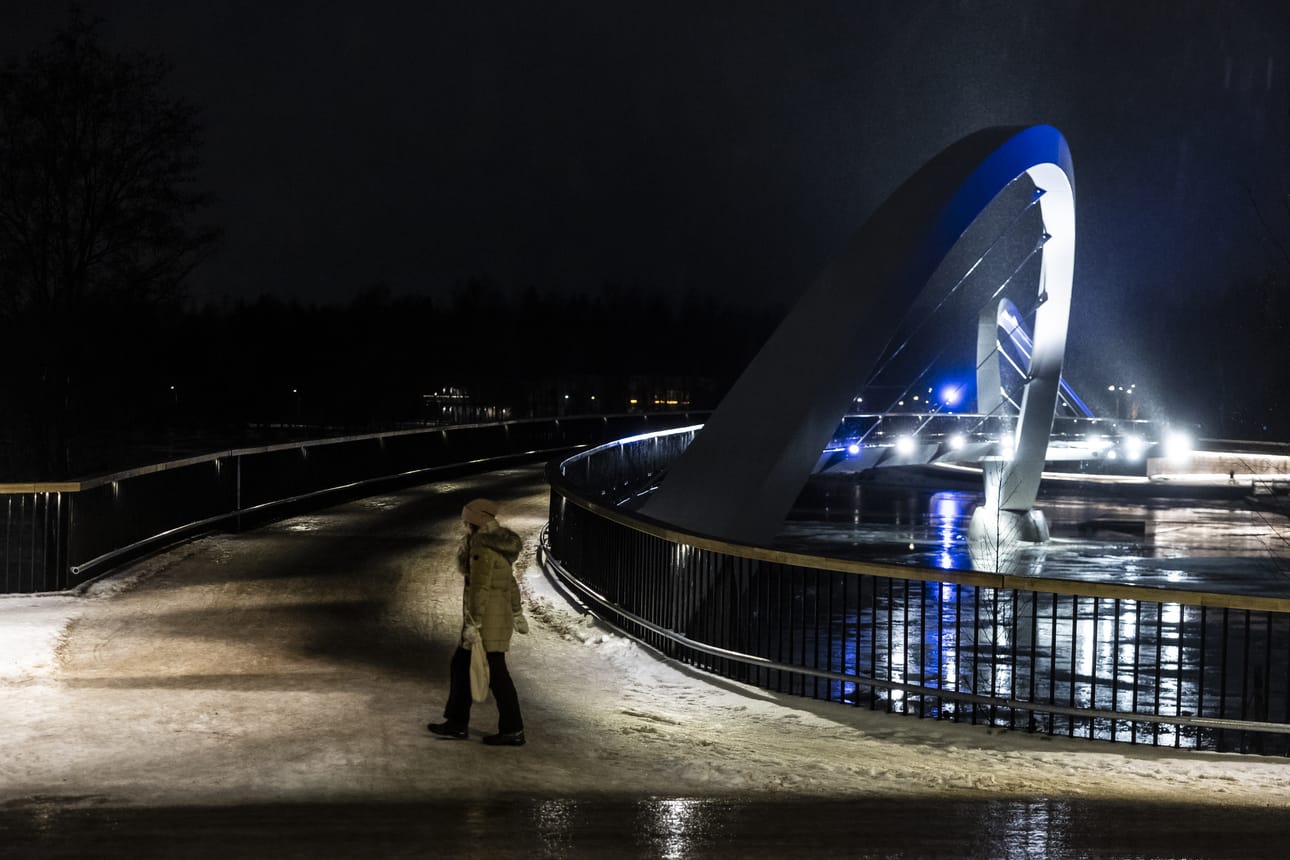 Silta on keskeltä pimeä, sillä kaidevalot eivät yllä valaisemaan sinne saakka.