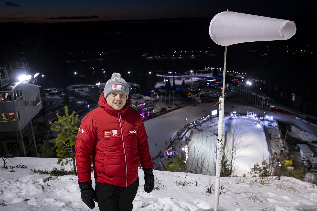 Ruka Nordicin pääsihteeri ja Ruka Nordic Oy:n toimitusjohtaja Harri Keskiaho Rukan suurmäellä sunnuntai-iltapäivänä hetki ennen kuin päätös päivän mäkikisan peruttamisesta tehtiin.