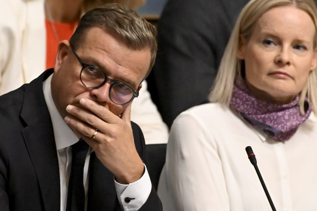 Valtiovarainministeri Riikka Purra (ps.) sanoi puheenvuorossaan, että nyt esitetyt epäluottamuslauseet olivat tiedossa jo aiemmin, ennen rasismitiedonannon valmistumista. Etualalla pääministeri Petteri Orpo (kok.). LEHTIKUVA / Markku Ulander