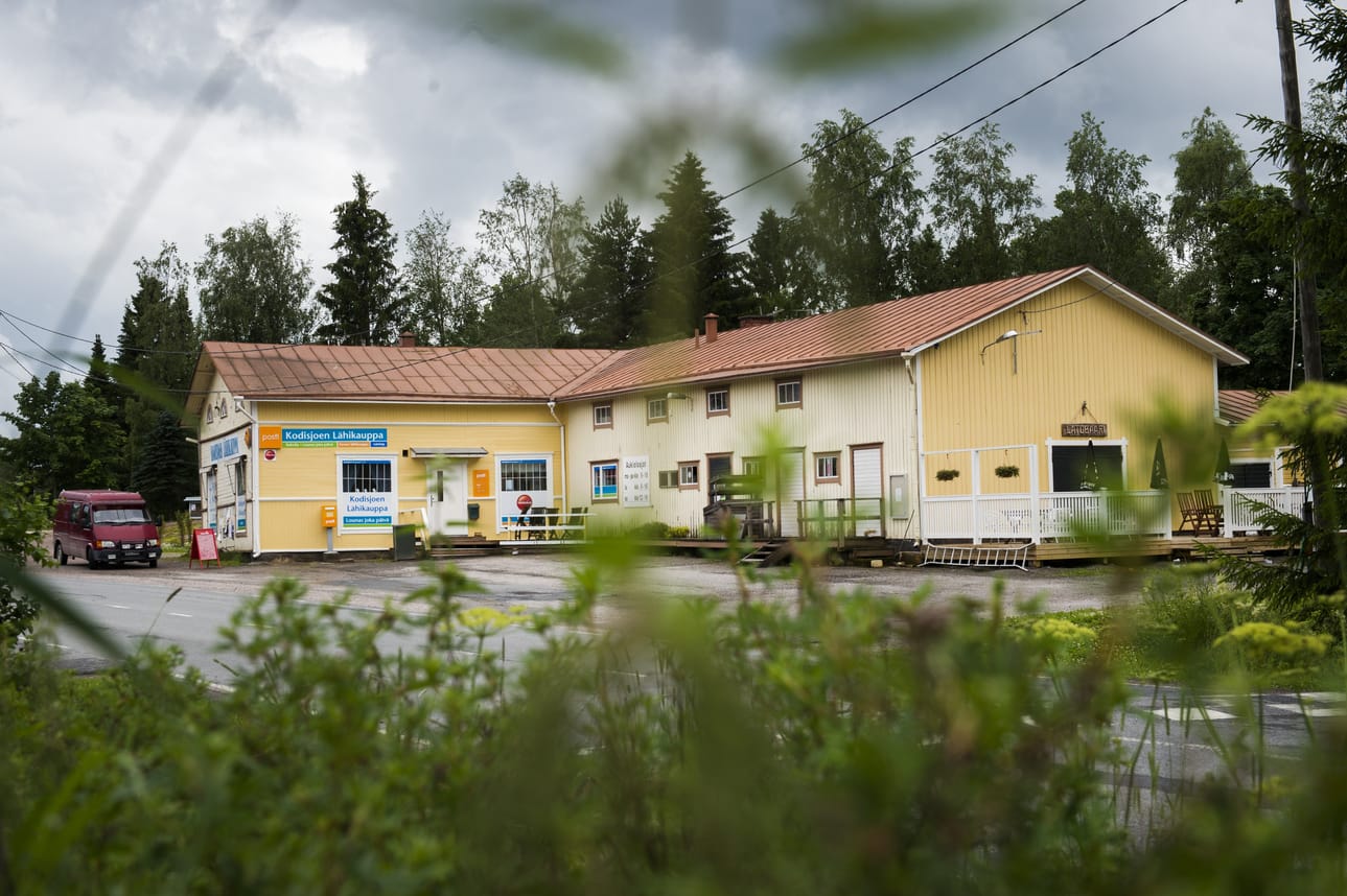 Pienistä kyläkaupoista voi löytää paikallisia erikoisuuksia. Kodisjoen kyläkaupassa Raumalla on sekä kauppa että kahvila.