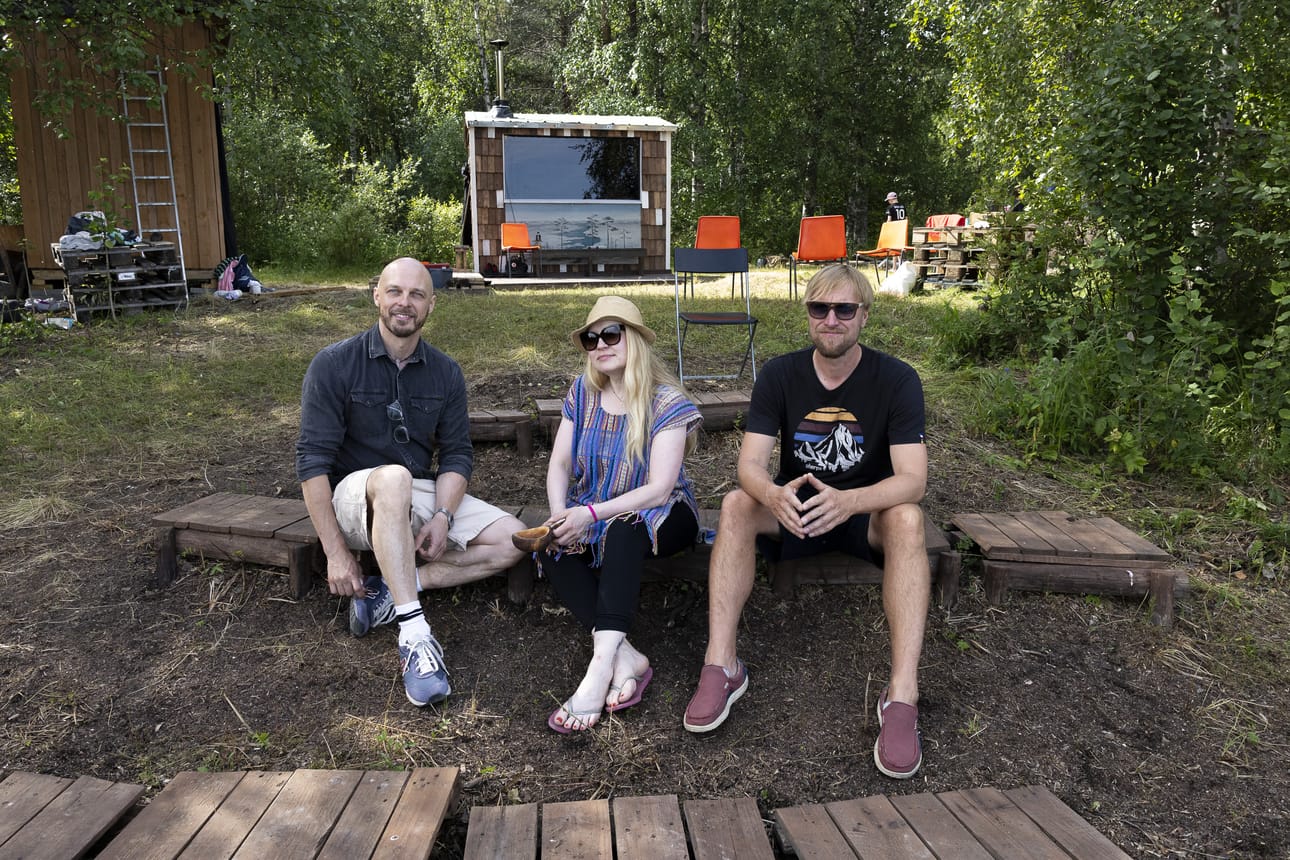 Valiosaunan hallituksen jäsen Antti Autioniemi (oik.) sanoo, että yhteisöllinen sauna on kuin kirkko, mutta ilman uskontoa. Kuvassa vasemmalla Valiosaunan hallituksen jäsen Urho Niemelä ja keskellä saunan ystävä Katja Gauriloff.