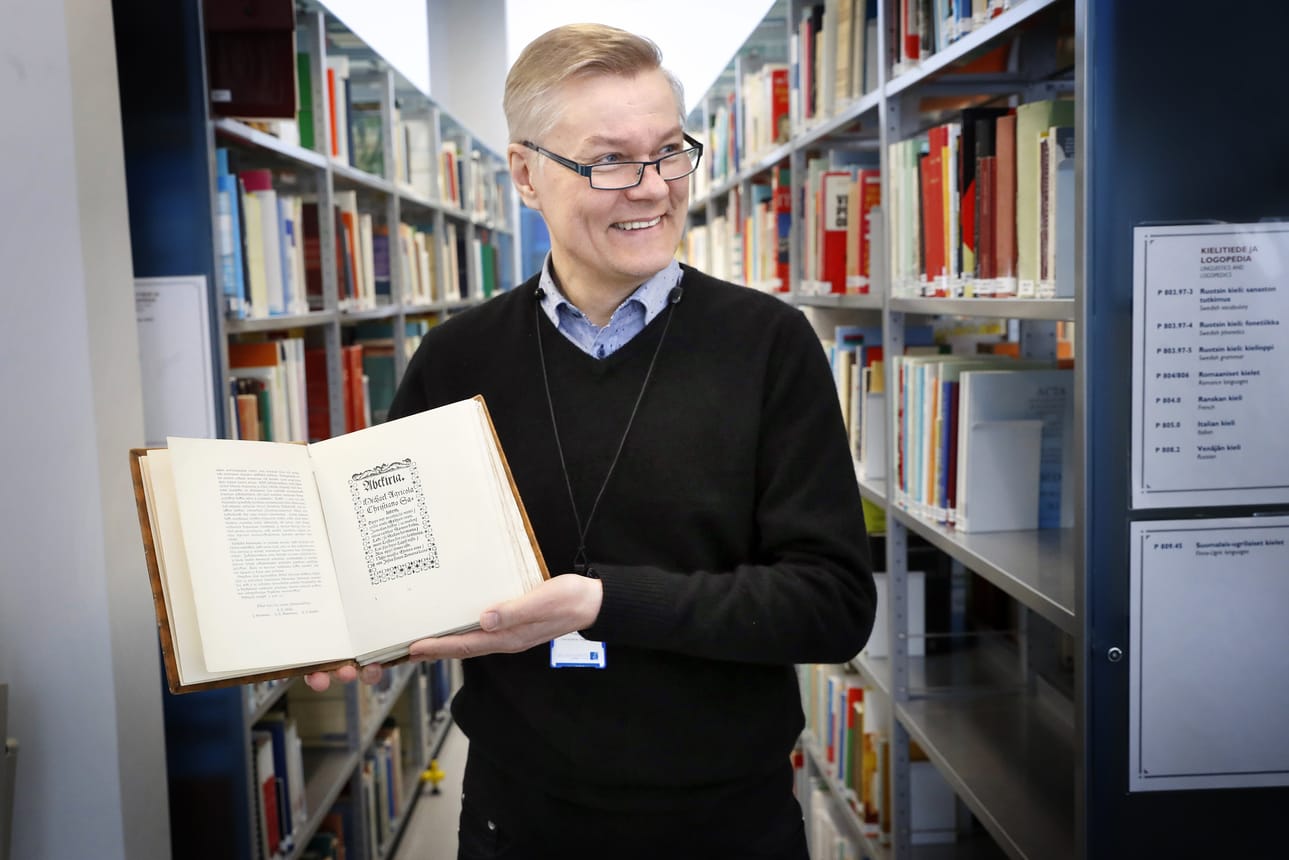 Mikael Agricolan kehittämään suomen kielen kirjoitusasuun voi tutustua esimerkiksi hänen koottujen teostensa kautta. Professori Harri Mantila esittelee yliopiston kirjastossa olevaa näköispainosta vuodelta 1931.