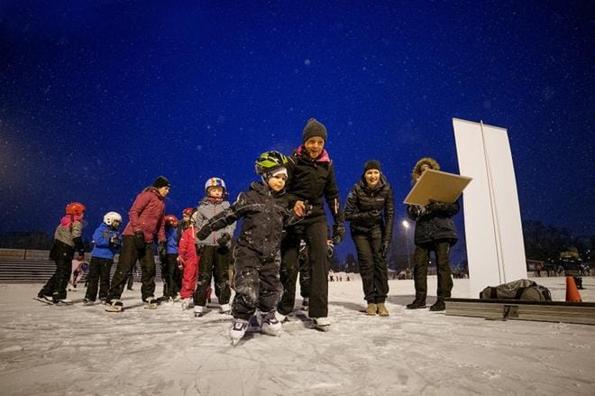 Viime vuonna Pirjo Kypärä toi luisteluriehaan lapsenlapsensa, Lenni Kypärän, 5, kokeilemaan jääpujottelua. Heidi Kolehmainen Wasa team skaters -seurasta vauhditti menoa. ARKISTOKUVA: JAAKKO ELENIUS
