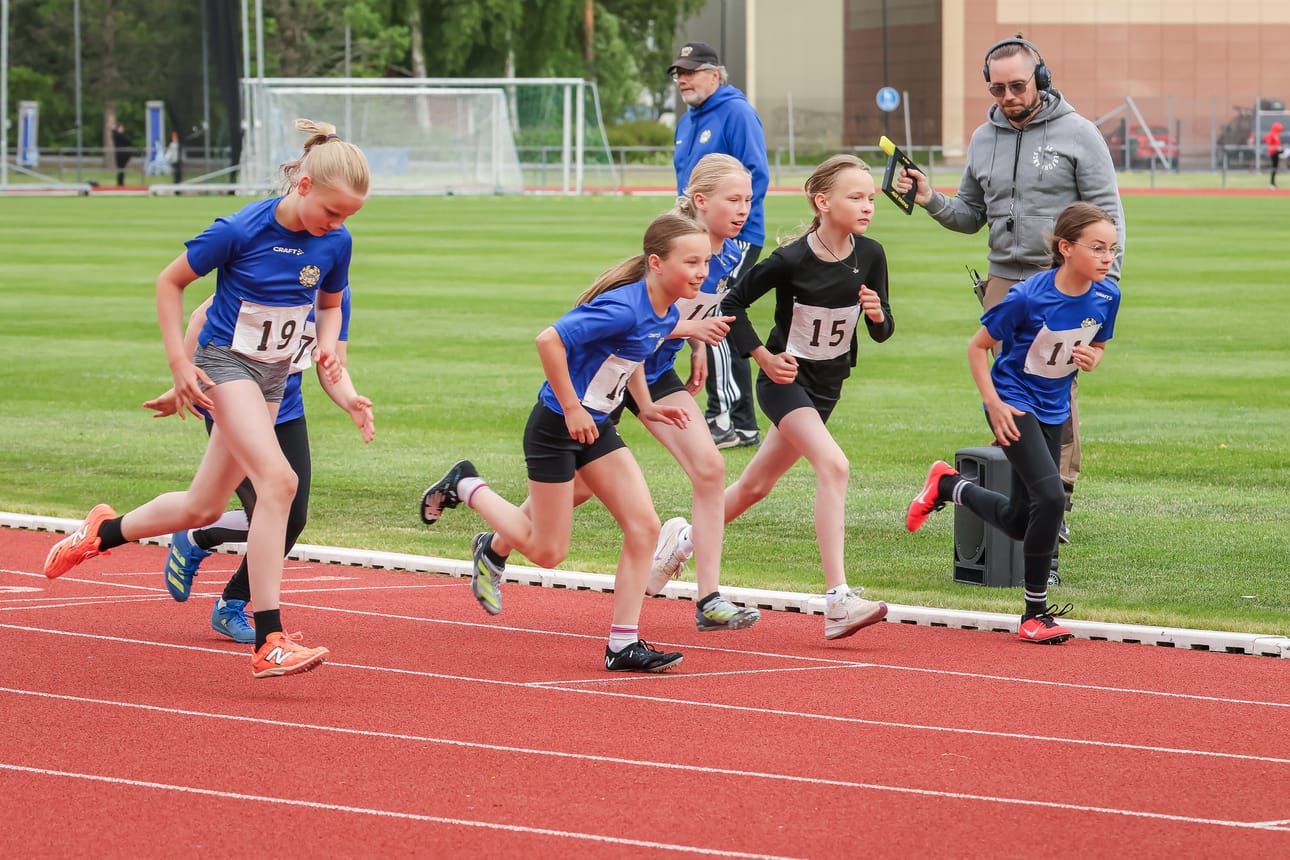11-vuotiaat tytöt ampaisivat 800 metrille. Kuvassa Ankkuriurheilijat Olivia Hietamäki, Sini Nygård, Hilda Turja, Alisa Shaposhnikova ja Ellen Piispanen.