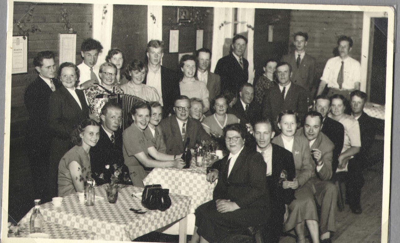 Heinänteon lopettajaistanssit Saloisten nuorisoseuralla elokuussa v.1954. Palonkylältä olivat mukana hanuria soittava Alli Äijälä, Sinikka Suonvieri, Aino ja Matti Suonvieri, Yrjö Nousiainen, Sylvi Leppäluoto, Hilja ja Aaro Bergström sekä Mettalanmäeltä Kerttu ja Niilo Mustakallio.