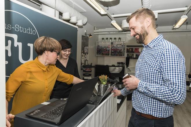 Yrittäjä Helena Kvist palveli Timo Turusta tiistaina Kajaanissa. Kvistin vieressä on Hiusstudio Fu:n toinen yrittäjä Merja Turpeinen. KUVA: Kimmo Rauatmaa
