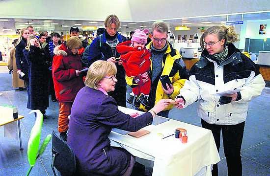 Äänestäjien ruuhkaa Oulun pääpostin ennakkoäänestyspaikalla vuoden 2000 presidentinvaaleissa.