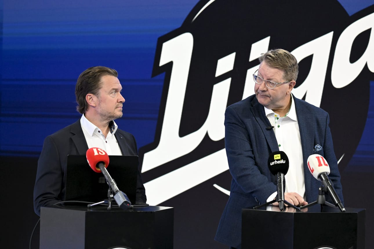 Liigan toimitusjohtaja Mikko Pulkkinen (vas.) ja hallituksen puheenjohtaja Jyrki Seppä kertoivat suomalaisen kiekon tulevaisuuden suunnista myöhään torstai-iltana.