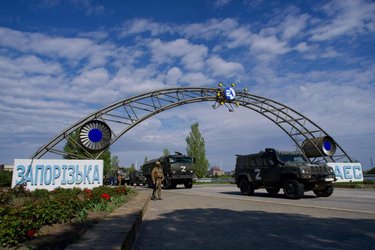 Toukokuun alussa otetussa kuvassa venäläisjoukkoja ajaa Zaporizhzhjan voimala-alueella. Lehtikuva/AFP