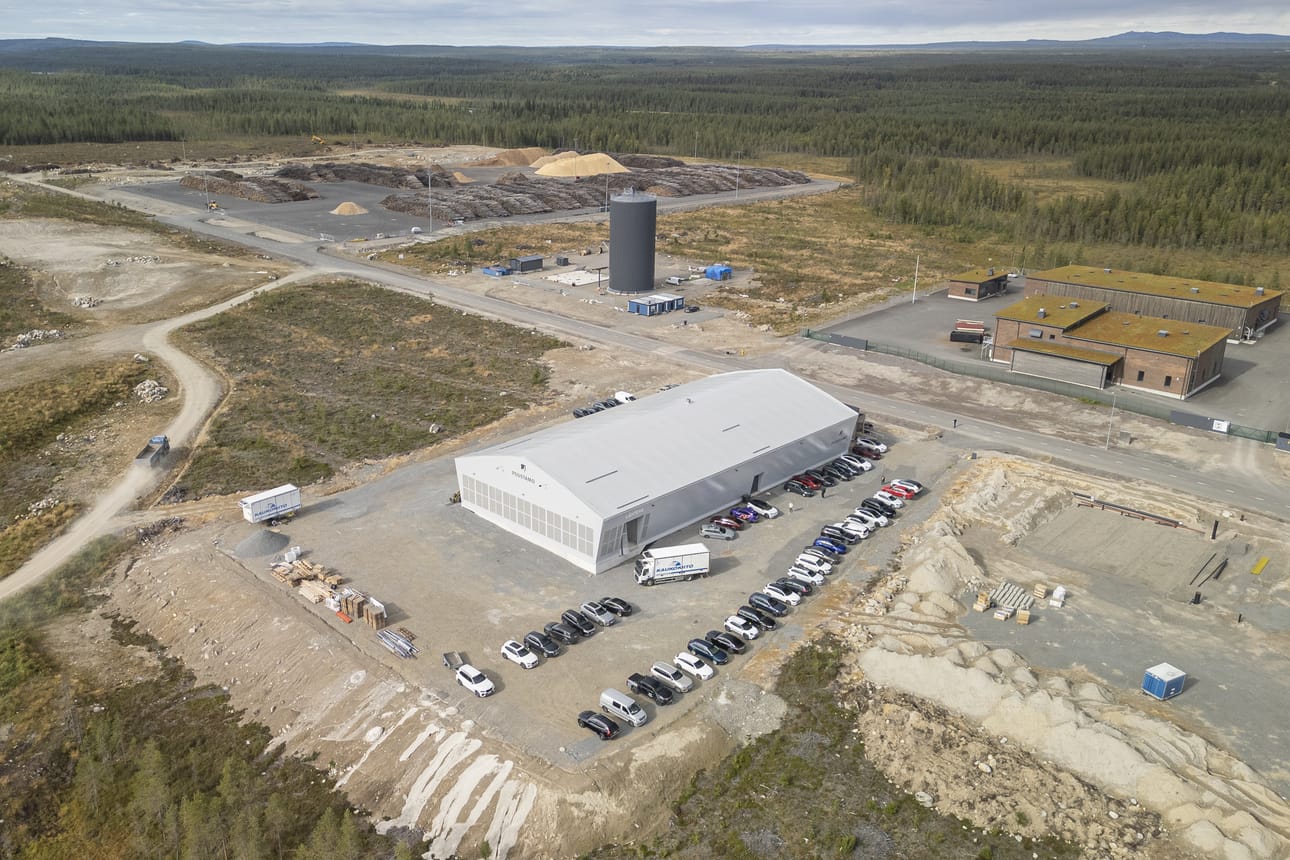Mäntyselän teollisuusalue elokuussa 2026: Puustamon tehtaalla (edessä) vietetään avajaisia, ja taustalla näkyvät EVOn jätevedenpuhdistamo ja kaukolämmön energiavarasto.