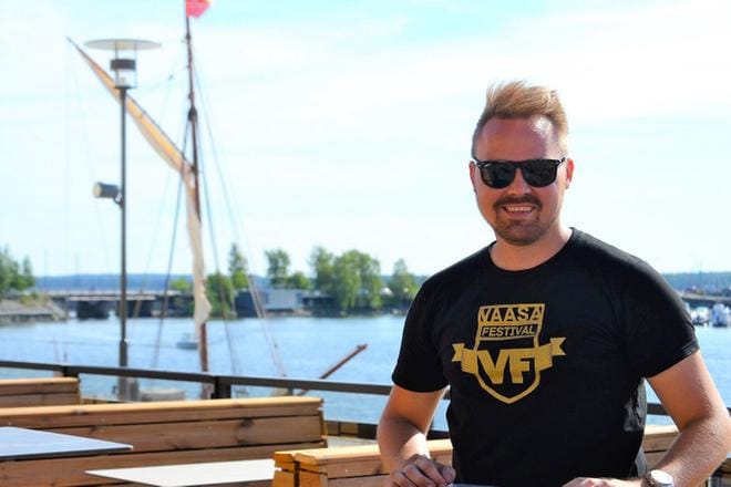 Promoottori Tommi Mäki haluaa viedä Vaasa Festivalin kertaheitolla Suomen festivaalien kärkijoukkoon. Hän uskoo, että Music, Food & Wine -teeman ympärille on rakentunut hyvin toimiva kokonaisuus. Kuva: Sara Isosomppi