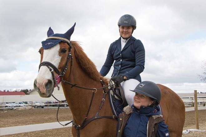 Ilmajokelainen Milla Jokiaho ja Hilary de Forme hengähtävät radan jälkeen. Milla vaihtoi Minttu-sisarensa kanssa myrkkyläisseuraan ilmapiirin ja valmennuksen vuoksi. KUVAT: AUNE WARONEN