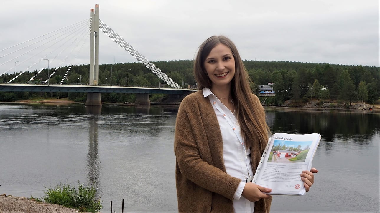 –Tämä työ vaatii pitkäjänteisyyttä, periksiantamattomuutta ja hyvää pelisilmää. Lopulta tärkein työkalu on kyky kuunnella ihmisiä ja halu auttaa, sanoo OP Koti Lappi Oy LKV:n myyntineuvottelija, rovaniemeläinen Karoliina Kemppe.