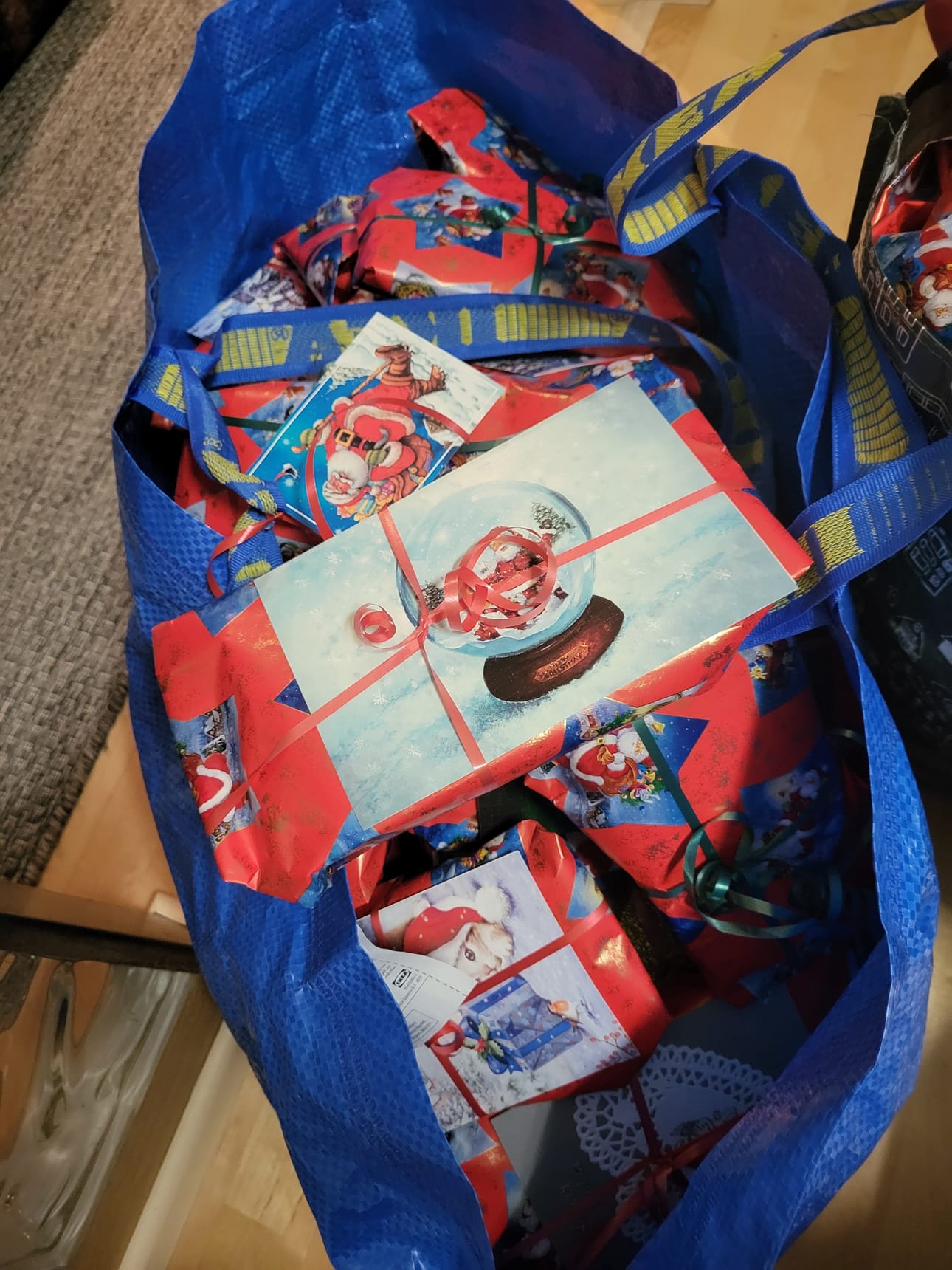 Päivä Pohjanveden joululahjakeräys onnistui yli odotusten, kun keräyksen tuloksena saatiin kokoon yhteensä 80 joulupakettia sekä muutamia herkkukasseja. Lahjoitusten ansiosta joulu tuo tänä vuonna iloa ja lämpöä moniin sydämiin.
