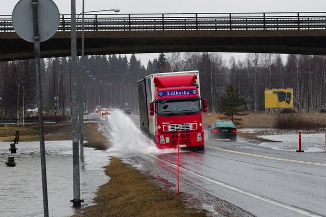 Runkoverkko oli viime keväänä hetken tässä kunnossa. Tulva haittasi liikennettä valtatie kolmosella Jalasjärvellä. Nyt ministeriö haluaa taata kolmostien liikenteen sujuvuuden. KUVA: JOUKO HÄNNINEN
