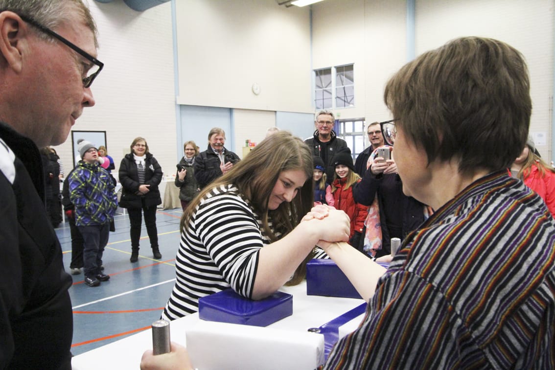 Naisten sarjan voittaja Annu Kivilompolo (vasemmalla) kisaamassa Sirpa Hirvasniemen kanssa.