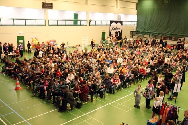 Kaverisynttärivieraat istuivat juhlan aluksi 45 minuuttia Pekka Laukkarinen trion konsertin yleisönä. KUVAT: ANU NAHKALA
