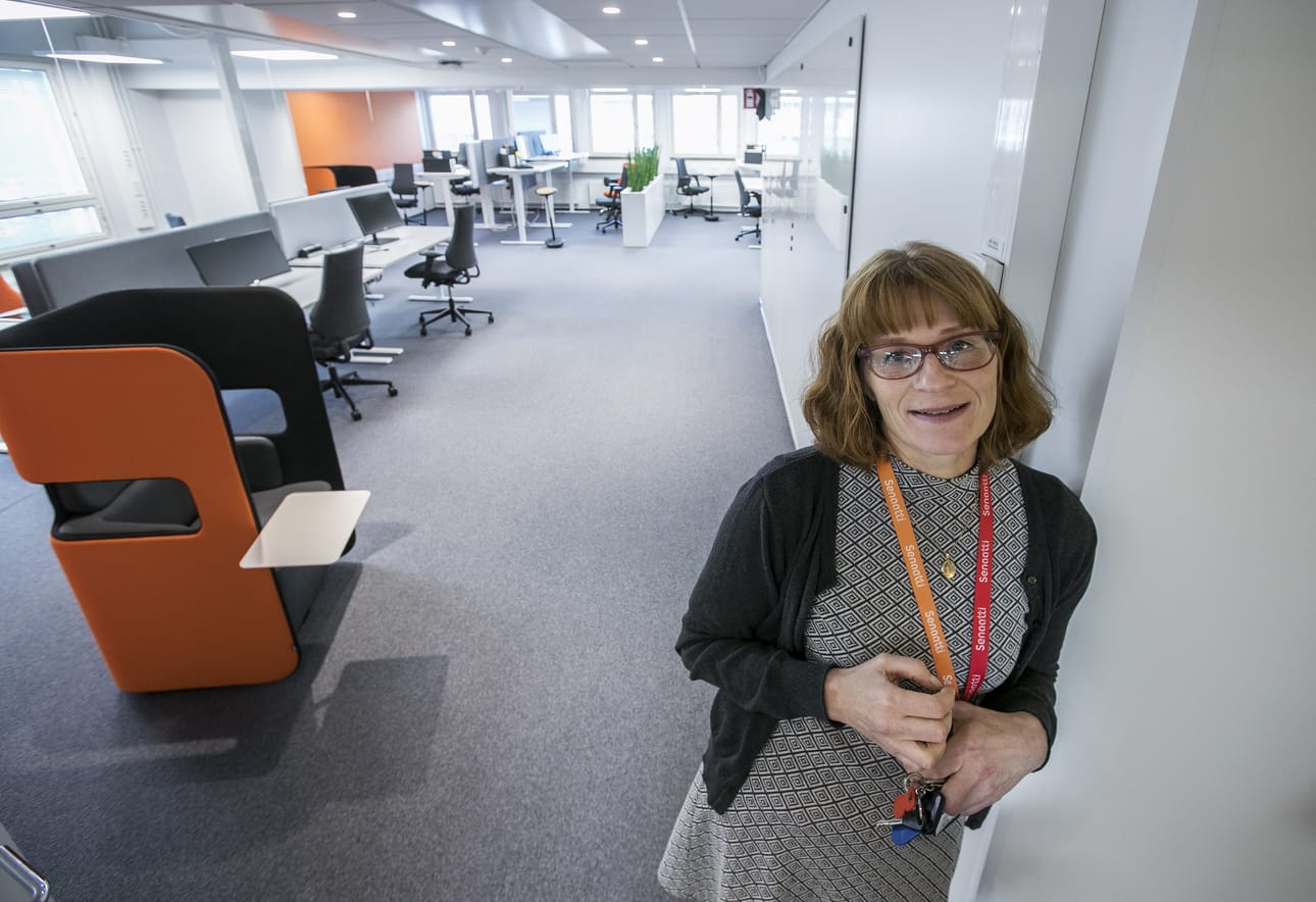 Senaatti-kiinteistöjen Pohjois-Suomen alueen rakennuttajapäällikkö Marita Rovamo kertoo, että muutto uuteen monitilatoimistoon on vähentänyt häiritsevää melua työpaikalla.