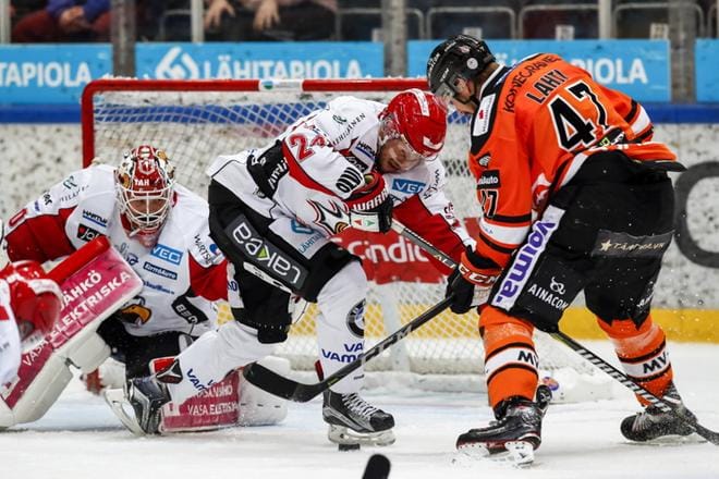 Sportin Mika Järvinen (vas.) ja Filip Riska kärsivät tappion Janne Lahden edustamalle HPK:lle. KUVAT: PEKKA RAUTIAINEN