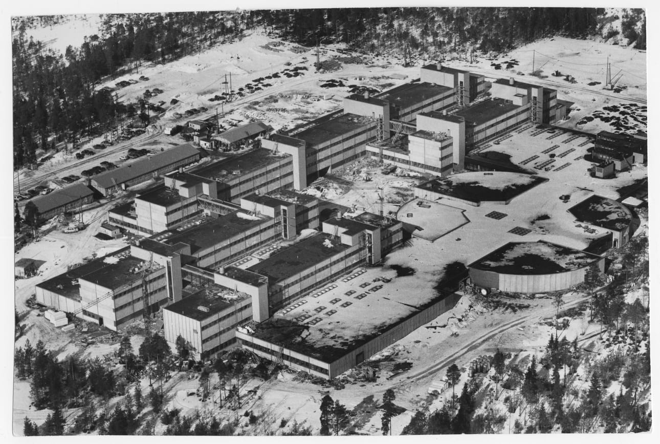 Linnanmaan opiskelija-asuntojen harjannostajaistilaisuuden yhteydessä vieraille esiteltiin myös varsinaiset yliopistorakennukset. Arkistokuva maaliskuulta 1973.