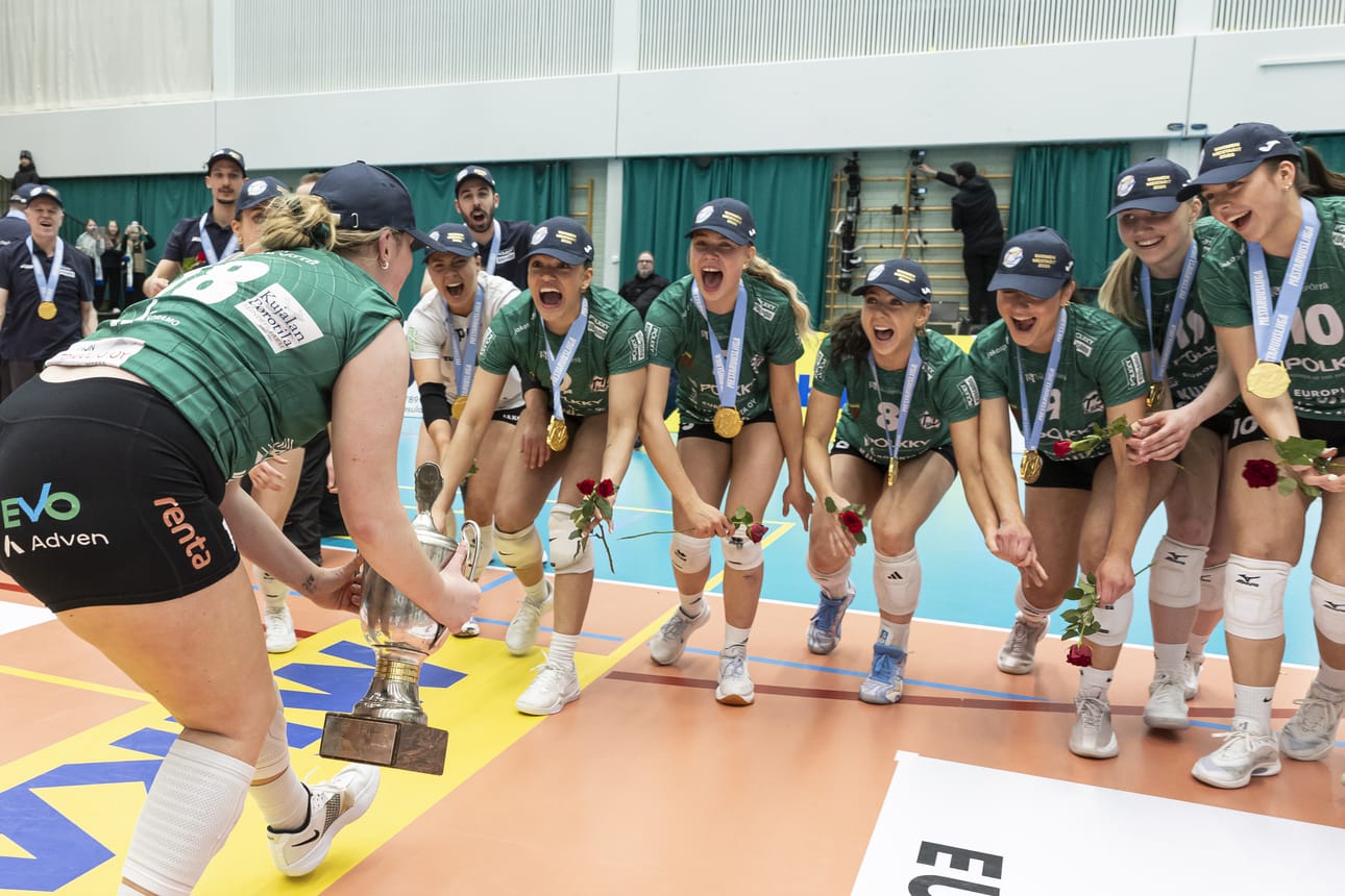Pölkky Kuusamon kapteeni Annie Cooke tuo mestaruuspystin voittojuhliin.