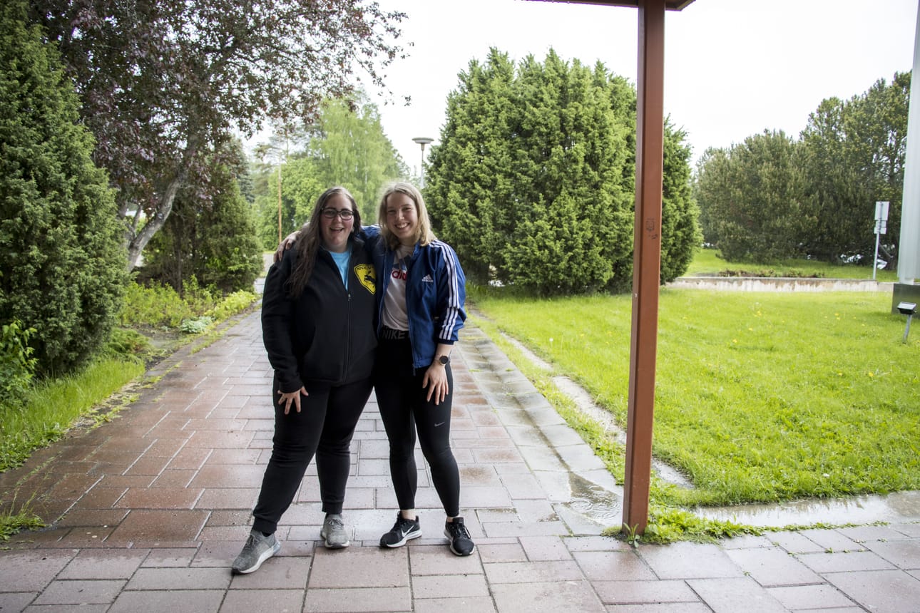 Hanna Pajala ja Karoliina Tuikka ohjaavat vielä toiseksi viimeistä kertaa palloilua.