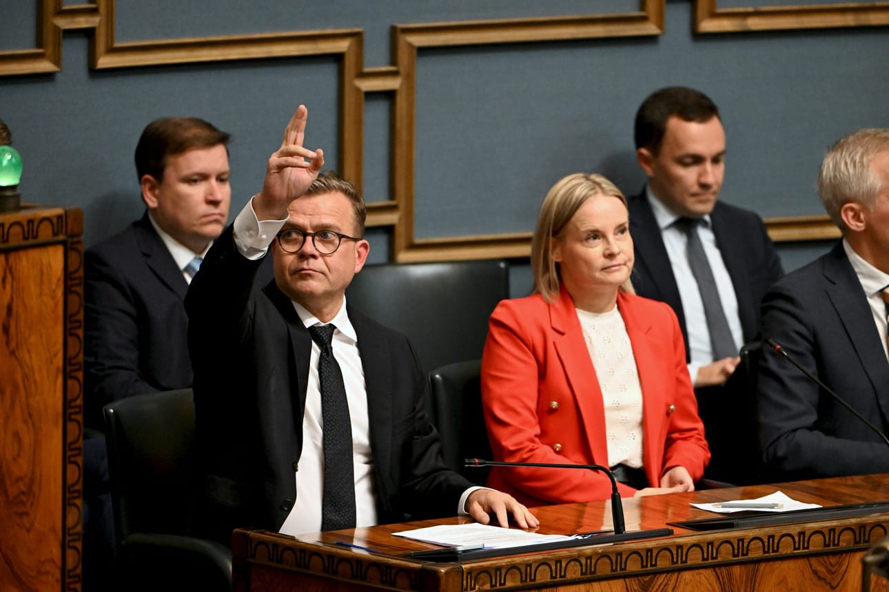 Pääministeri Petteri Orpon (kok.) mukaan hänen hallituksensa on joutunut etsimään muualta kaksi miljardia euroa lisää suomalaisten sosiaali- ja terveyspalveluiden hoitamiseen, koska kulut kasvavat. LEHTIKUVA / Jussi Nukari