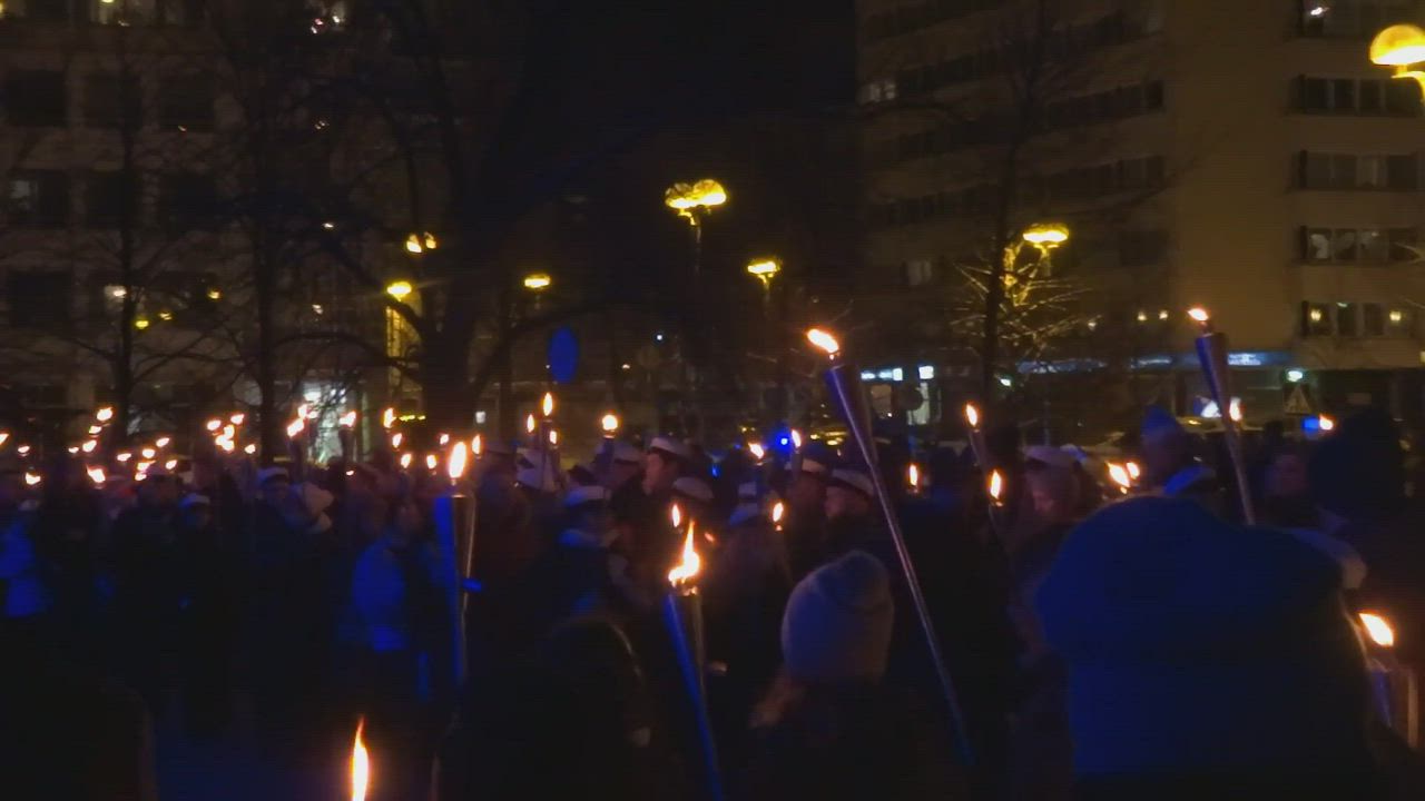 Sekakuoro Cassiopeia esiintyi kaupungintalon portailla
