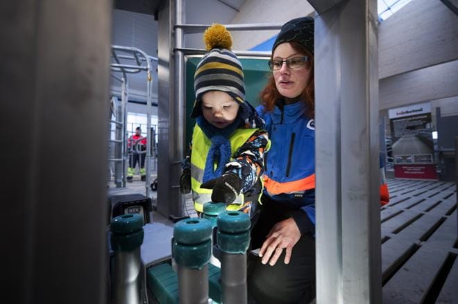 Joonas Pöyry ja Minna Kallio tutkivat perheen uuden robotin tekniikkaa. KUVAT: JARNO PELLINEN